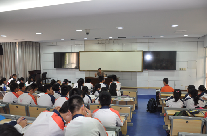 黄海鸥老师为36365官网师生现场指导